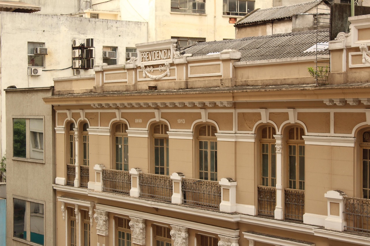 如何通过短信邮件等渠道提升客户满意度？